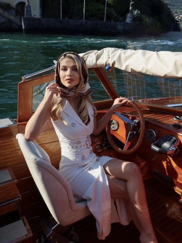 Яна привлекательная девушка из Пикалево цена от 10000 руб